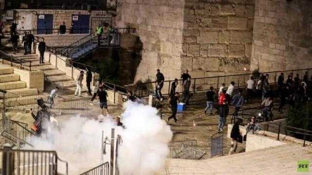 إصابة أكثر من 150 شخصا في اشتباكات مع قوات الاحتلال بالحرم القدسي