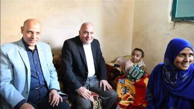 محافظ قنا يزور طفلة عقب إجراءها جراحة نخاع بالقاهرة