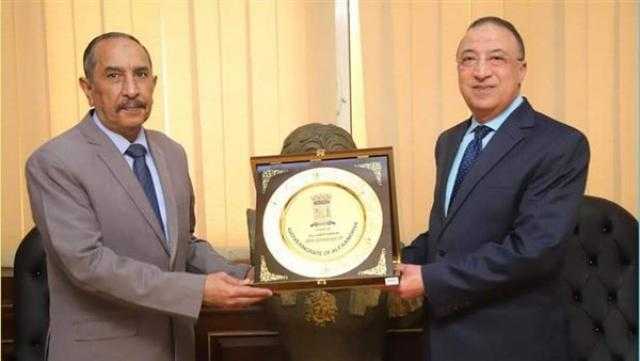 ”الشريف” يُكرم سكرتير عام محافظة الإسكندرية الأسبق