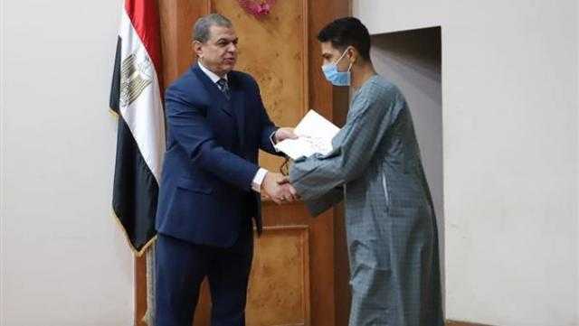 تسليم 1305 وثائق تأمين ضد الحوادث للعمالة غير المنتظمة في بنى سويف