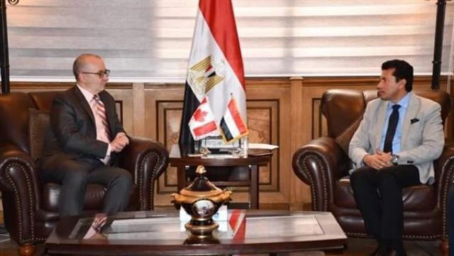 وزير الشباب والرياضة يلتقي سفير كندا بالقاهرة لبحث التعاون بين الطرفين