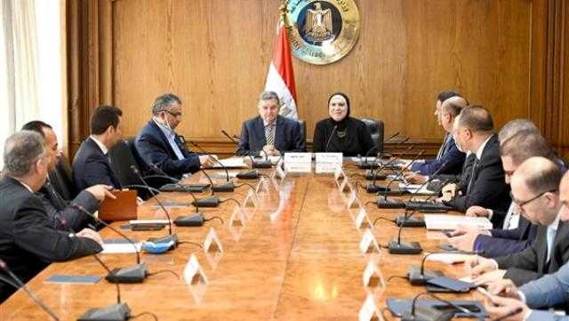 وزيرة التجارة تستعرض نماذج السيارات البديلة لمركبات «التوك توك»