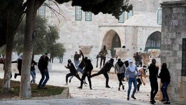 إصابة عشرات الفلسطينيين خلال مواجهات مع قوات الاحتلال في باحات الأقصى