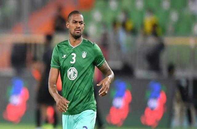 مدافع الأهلي السعودي يسافر للبرازيل لاستكمال الفحوص الطبية