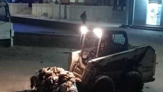 حملة لرفع المخلفات بالبرلس وإزالة الطبقة الإسفلتية المتهالكة بطريق دسوق فوه