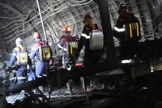 بولندا: انتشال جثث 4 من عمال المناجم المحاصرين في منجم بعد هزة أرضية