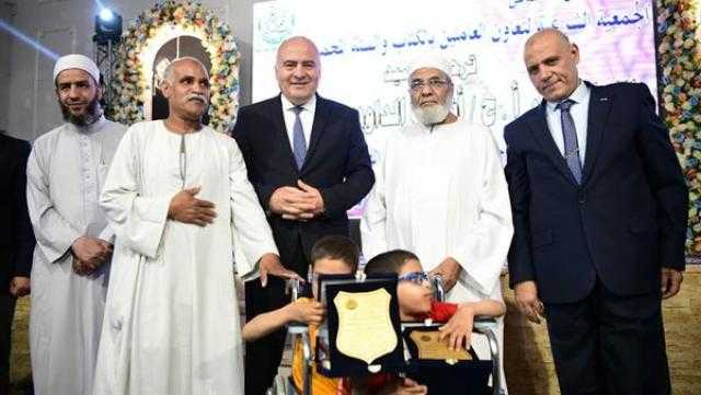 قنا.. تكريم 100 فائز من حفظة القرآن الكريم