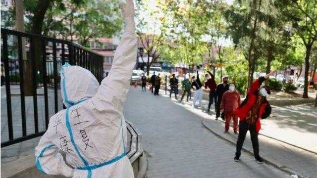 بكين تشدد قيود فيروس كورونا مع بدء عطلة عيد العمال