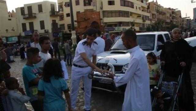 ضباط الشرطة يوزعون الحلوى والهدايا على المصلين في الأقصر.. صور