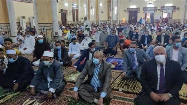 المحافظون يؤدون صلاة عيد الفطر المبارك بحضور القيادات التنفيذية والأمنية والدينية