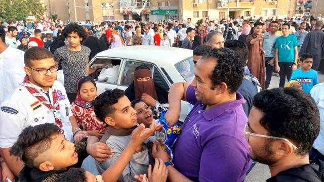 الكشافة البحرية في السويس تشارك المواطنين احتفالاتهم بعيد الفطر المبارك.. صور
