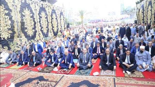 محافظ الجيزة يؤدي صلاة عيد الفطر المبارك بساحة مسجد مصطفى محمود