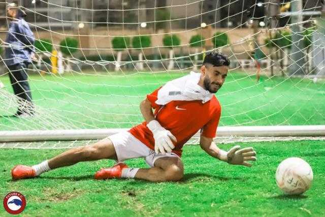 صانع ألعاب فيوتشر يؤدي مرانا خاصا بحراس المرمى على هامش تدريبات الفريق