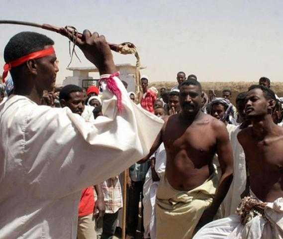 العريس يجلد أصدقاءه.. عادة غريبة في حفلات الزفاف بالسودان (فيديو)