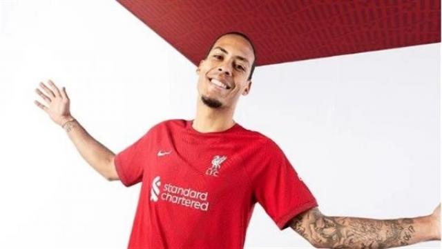 ليفربول يعلن عن قميصه الأساسي للموسم الجديد
