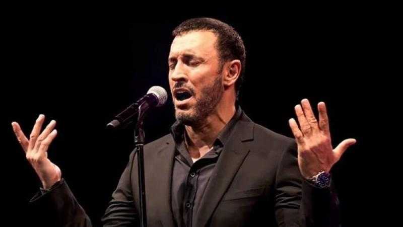 شاهد| لحظة انفعال كاظم الساهر على المسرح بسبب معجبة
