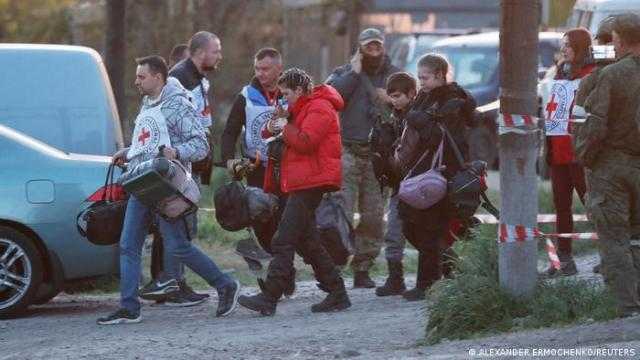 انفصاليون: إجلاء 50 مدنيا آخرين من مصنع للصلب في أوكرانيا