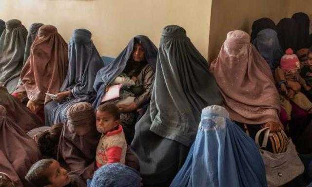 من جديد.. طالبان تأمر نساء أفغانستان بارتداء البرقع