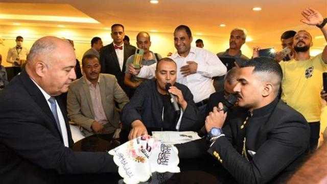 محافظ قنا وكيلًا لعروسين من فتيات دار الرحمة بنجع حمادي في عقد قرانهما