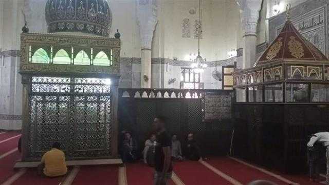 إقبال المصلين على ضريح مسجد إبراهيم الدسوقي بكفر الشيخ