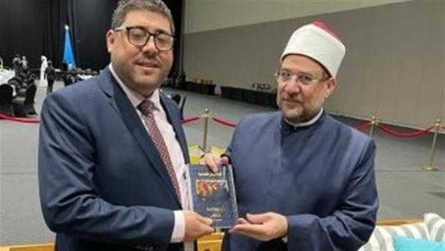 وزير الأوقاف يوقع كتاب «الجاهلية والصحوة» بمؤتمر الوحدة الإسلامية في أبو ظبي