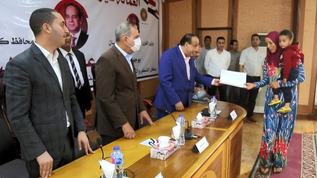 محافظ كفر الشيخ يوزع شهادات أمان وتأمين ضد الحوادث لـ100 من العمالة غير المنتظمة.. صور