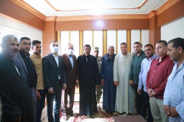 محافظ كفر الشيخ يقدم العزاء لأسرة الشهيد.. ويعلن إطلاق اسمه على مدرسة.. صور