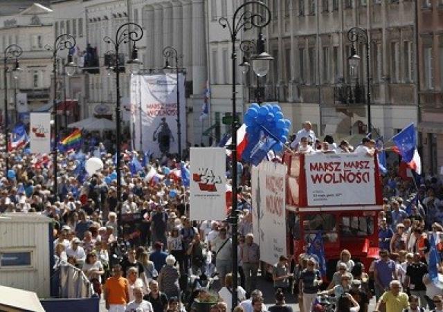 سريلانكا تأمر بإطلاق النار على المتظاهرين لوقف الاحتجاجات