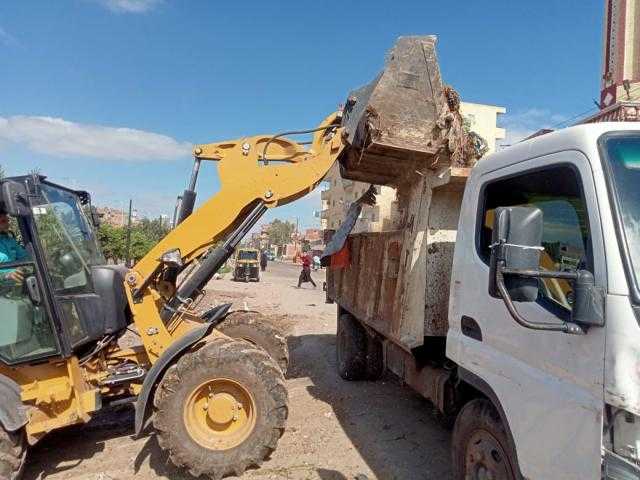 رفع كمية كبيرة من القمامة والمخالفات في حملة بكفر شكر بالقليوبية