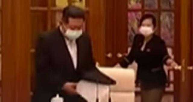 زعيم كوريا الشمالية يرتدى كمامة لأول مرة ويتعهد بالتغلب على كورونا