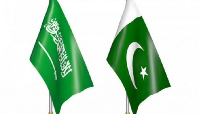 قائد القوات البرية السعودي يبحث مع رئيس هيئة الأركان الباكستاني تعزيز التعاون المشترك