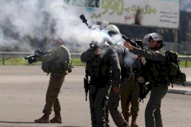 فلسطين: إصابة 3 شبان بالرصاص والعشرات بالاختناق بمواجهات مع الاحتلال