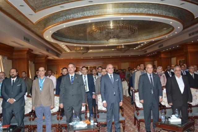 تكريم رئيس جامعة الأقصر بمؤتمر صعيد مصر بأسوان | صور