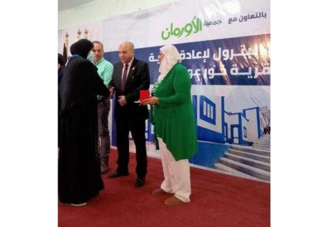 البترول تسلم عقود 50 منزلًا لصالح المتضررين من السيول بقرية خور عراضة بأسوان