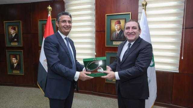 شريف فاروق خلال استقبال سفير أذربيجان: البريد المصري حريص على فتح آفاق التعاون مع جميع الدول