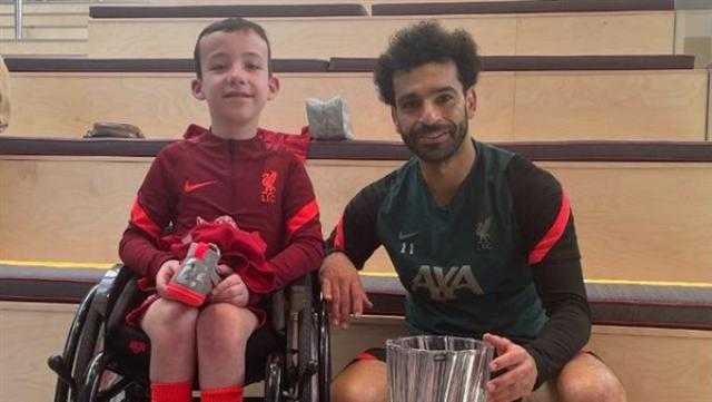 محمد صلاح يحقق حلم طفل من ذوي الهمم.. والأخير يمنحه جائزة