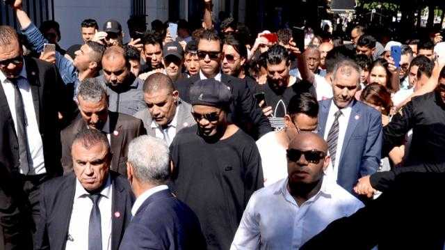 رونالدينهو يتجول في شوارع العاصمة تونس لدعم السياحة