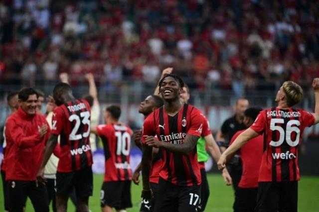 ميلان يتوج بلقب الدوري الإيطالي بعد غياب 11 عاما