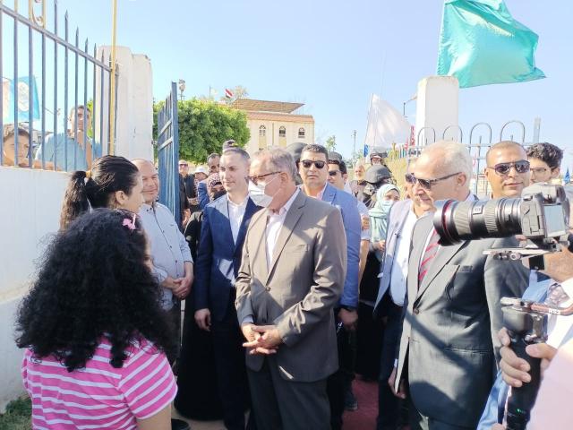 بعد إصابتهن بحادث تصادم.. محافظ كفر الشيخ يلتقي لاعبات كرة السرعة بدسوق ليطمئن عليهن