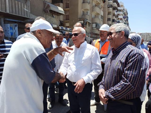 محافظ بورسعيد يوجه بإزالة الإشغالات وتكثيف أعمال النظافة بحي الزهور | صور