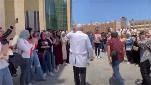 أستاذ جامعي عن تكريم طلابه له: مشهد مهيب و«مش بعمل غير واجبي»