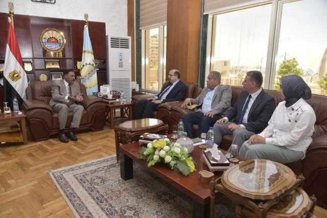 محافظ مطروح يستقبل رئيس قطاع الرعاية العلاجية لبحث احتياجات المنظومة الصحية