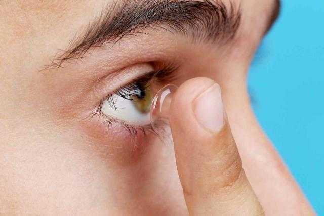 بالفيديو.. عدسات لاصقة للعينين تصبح جهاز كمبيوتر