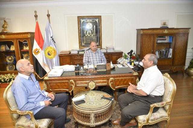 محافظ أسيوط: التوسع في فتح منافذ متنقلة لبيع السلع الزراعية بأسعار مخفضة