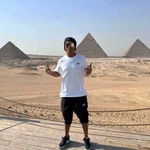 رونالدينيو يزور الأهرامات: دائما رائعة.. واحدة من أعظم عجائب عالمنا.. صور