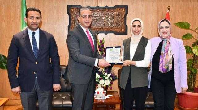محافظ الفيوم يكرم الطالبة ندى الأمير الفائزة برئاسة لجنة الخطة والموازنة ببرلمان الشباب