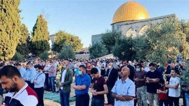 عشرات الآلاف من الفلسطينيين يؤدون صلاة الجمعة في المسجد الأقصى