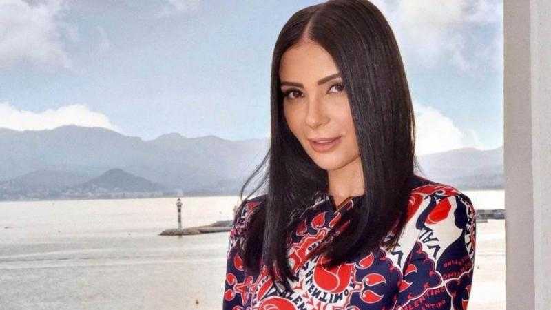 منى زكي تتألق بـ”الأسود” في سهرانين