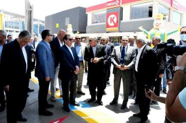 وزير البترول يفتتح محطة الوقود الجديدة بشارع التسعين.. منظومة متكاملة على الطريق