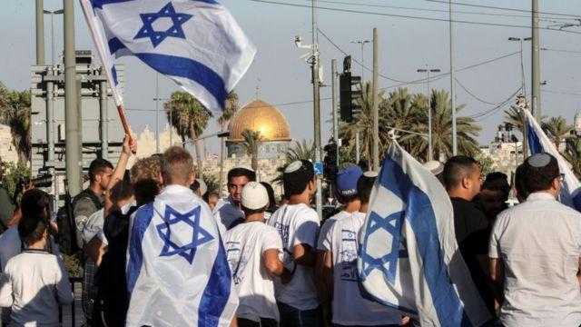 مُستوطنون إسرائيليون ينظمون مسيرة استفزازية بالقدس.. وشرطة الاحتلال تقتحم جبل المكبر